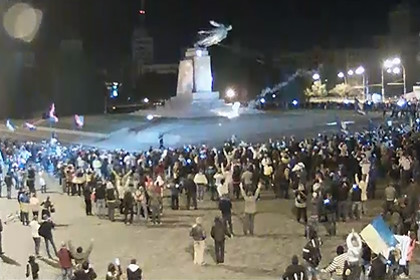 Националисты в Харькове повалили памятник Ленину