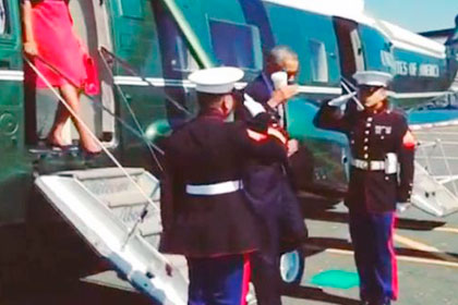 Обаму высмеяли за приветствие морских пехотинцев со стаканом в руке