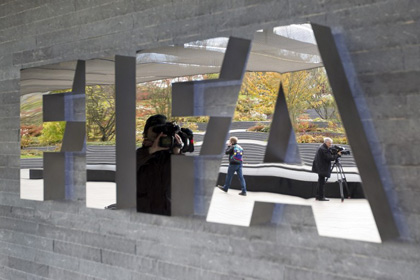 Подозреваемого в коррупции чиновника ФИФА отстранили от должности