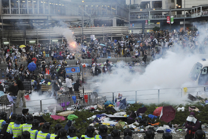 Полиция Гонконга применила против демонстрантов газ и дубинки