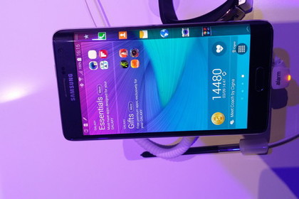 Samsung анонсировал смартфон с экраном на боковой стороне устройства