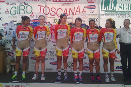 Союз велосипедистов раскритиковал форму колумбийских гонщиц
