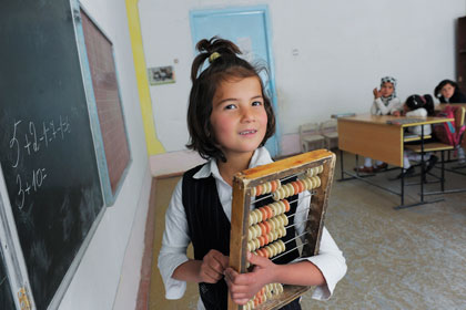 Таджикским школьницам рекомендовали носить тюбетейки