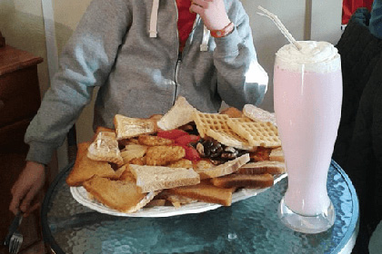 В английском кафе ввели в меню самый калорийный завтрак в мире