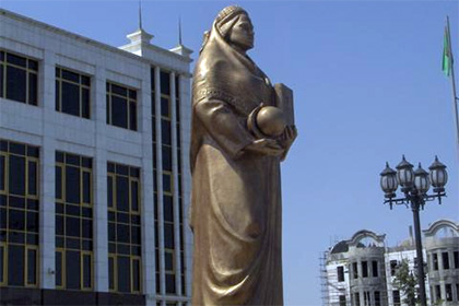 В Ашхабаде снесли памятник матери Туркменбаши