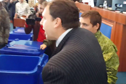 В Черкассах двух депутатов запихнули в мусорные баки