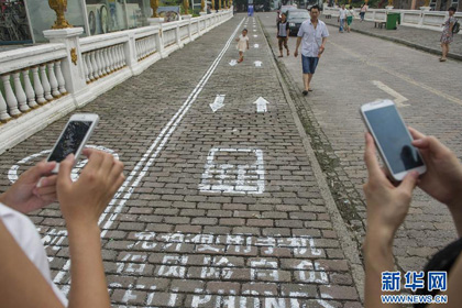 В китайском городе создали выделенные дорожки для любителей телефонов