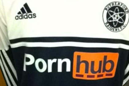 Английскому клубу запретили размещать на форме логотип порносайта