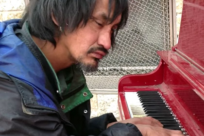 Бездомный пианист-самоучка из Канады стал звездой сети