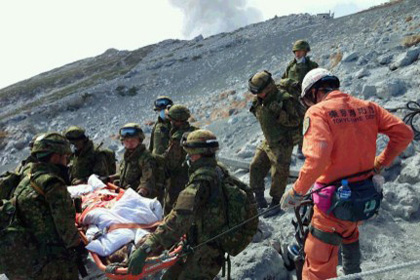 Число жертв извержения вулкана в Японии достигло 48 человек