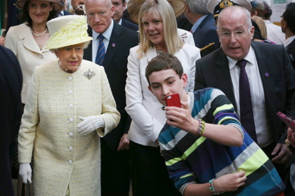 Членов королевской семьи Британии замучили назойливые любители селфи
