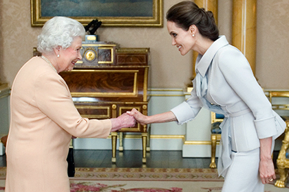 Елизавета II сделала Анджелину Джоли почетной дамой