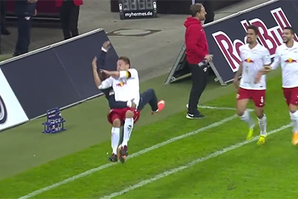 Футболист немецкого клуба отпраздновал гол приемом из реслинга