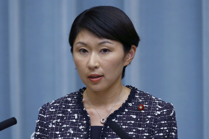 Министр экономики Японии ушла в отставку из-за расходов на макияж