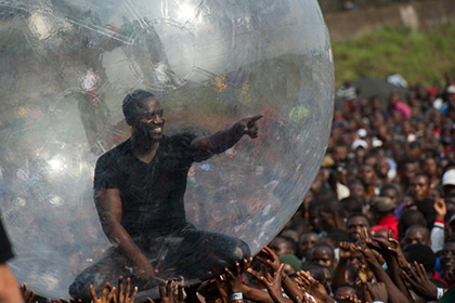 Рэппер из США отгородился от жителей Конго пластиковым шаром