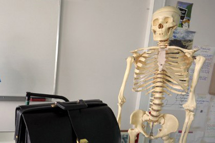 Скелет бывшего директора румынской школы пригодился на уроках биологии