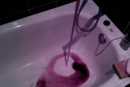 СМИ сообщили о фиолетовой воде в Мариуполе