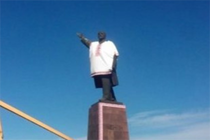 Статую Ленина в Запорожье одели в вышиванку
