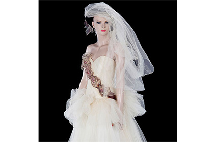 Свадебное платье Мадонны выставили на аукцион
