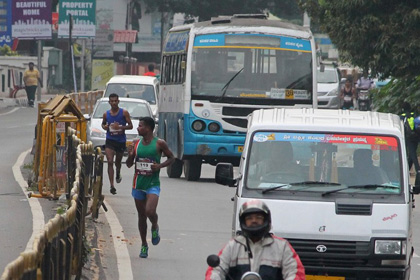 Трое участников индийского марафона прибыли к финишу на автобусе