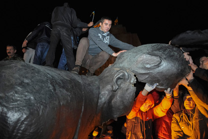 Тягнибок сообщил о сносе памятника Ленину в Изюме