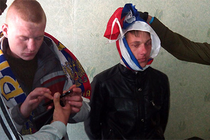 Украинцев за российский флаг отправили на «перевоспитание» в «Айдар»