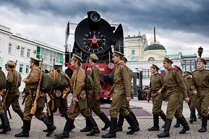 В Красноярске реконструировали проводы на фронт 8-й Сибирской стрелковой дивизии