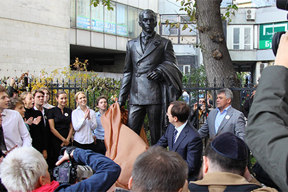 В Москве открыли памятник Евгению Вахтангову