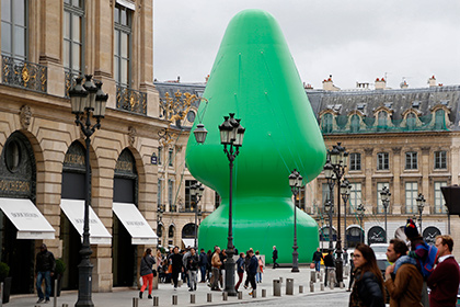 В Париже надувную ель приняли за секс-игрушку