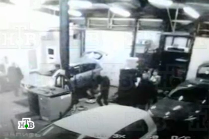 Водитель Maserati обстрелял сотрудника шиномонтажа и убежал