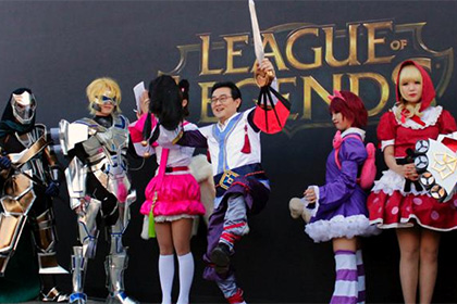 Южнокорейский депутат переоделся персонажем игры League of Legends