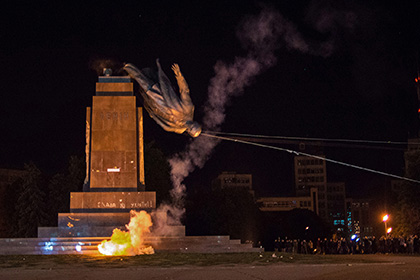 За ночь в Харькове снесли еще два памятника Ленину