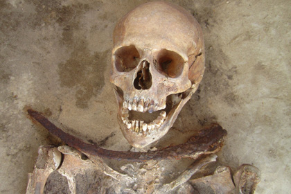 Анализ эмали зубов объяснил происхождение «вампиров» XVII века.