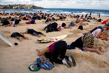 Австралийские защитники природы закопали головы в песок