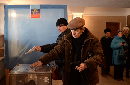 Голосование на некоторых участках в ЛНР продлили на два часа