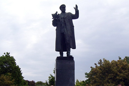 Памятник маршалу Коневу в Праге перекрасили в розовый цвет