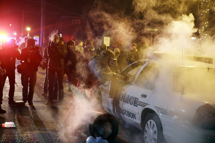 Полиция применила газ для разгона протестующих в Фергюсоне