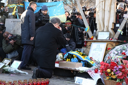 Порошенко присвоил погибшим на Майдане звание Героев Украины