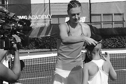 Шарапова сыграла в теннис с победившей рак девочкой