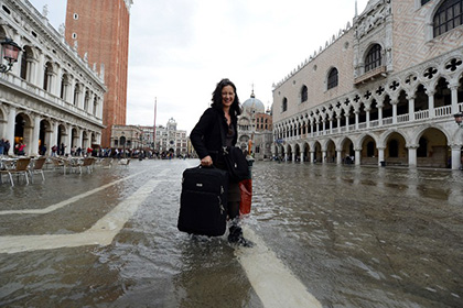 Власти Венеции собрались штрафовать туристов за шумные чемоданы