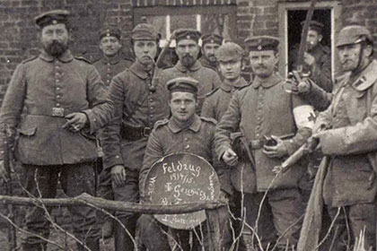 1914. Немецкие и британские солдаты отметили первое фронтовое Рождество