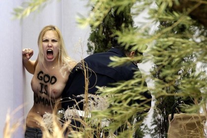 Активистка Femen разделась в Ватикане после послания Папы Римского