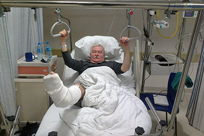 Бывший президент Польши сломал ногу у ворот костела