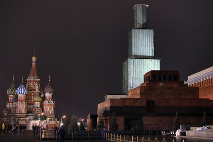 Дед Мороз доставил в Кремль главную елку страны