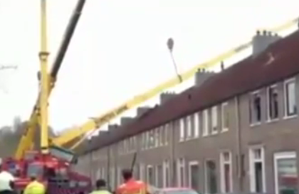 Делавший предложение девушке голландец проломил краном крышу дома
