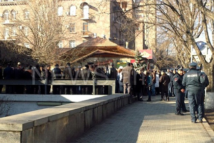 Ереванские мусорщики вышли на митинг к резиденции президента