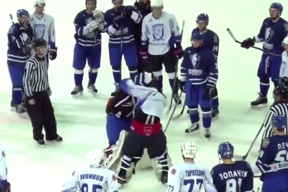 Хоккейные вратари подрались в Белоруссии во время послематчевого рукопожатия