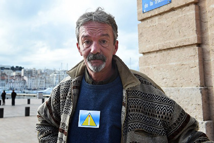Марсельских бездомных заставили носить значки на груди