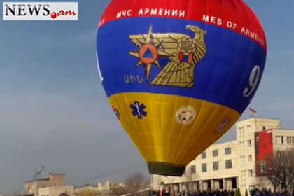 МЧС Армении подарили воздушный шар