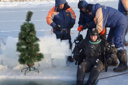 На дне Охотского моря установили новогоднюю елку